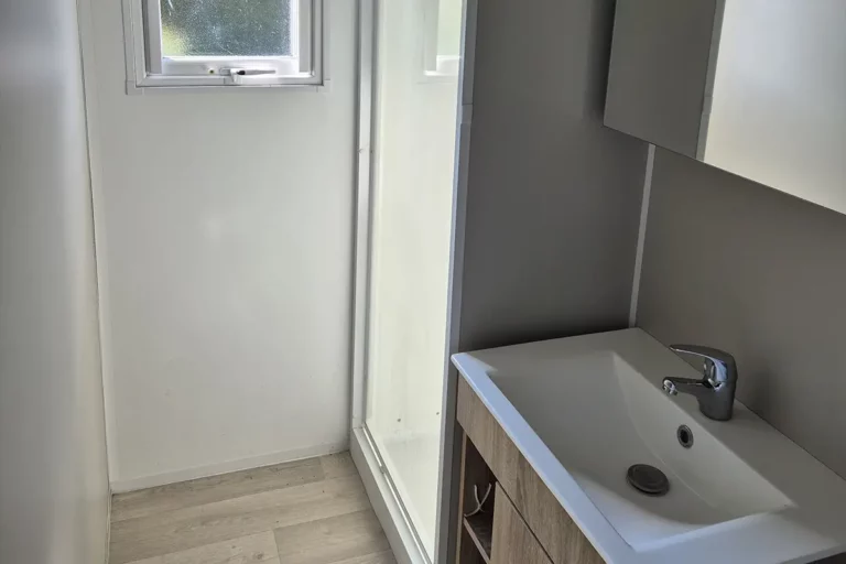 Salle de bain du mobil-home Alizé 48 m²
