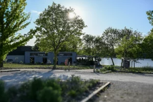 Brasserie Chemillé — bord du lac au Camping Les Coteaux du Lac