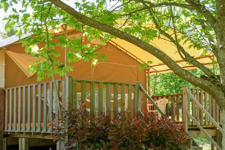 Terrasse d'un bungalow toilé Canada
