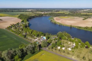 Camping vue drone — camping 4 étoiles en Touraine vu du ciel