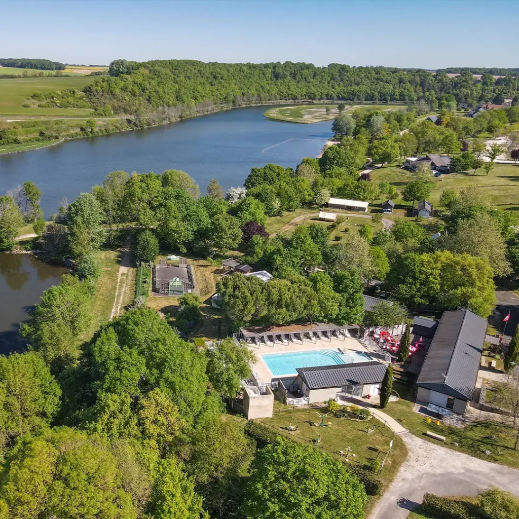 Drone equipements carre — camping bord de lac vu du ciel