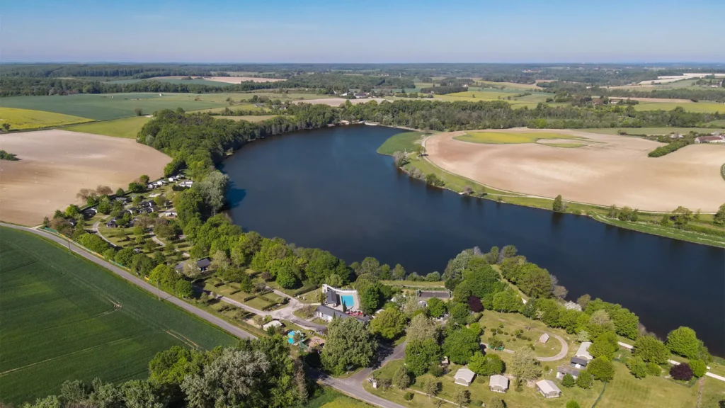 Camping les Coteaux du Lac en bordure du Lac de Chemillé-sur-Indrois, proche de Loches
