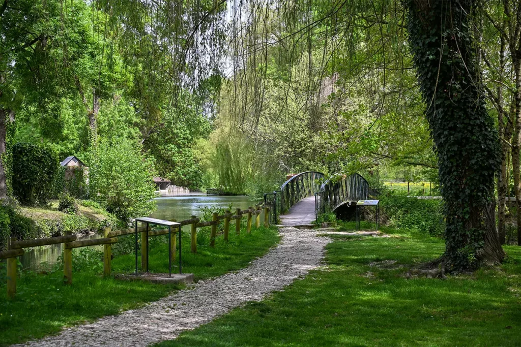Montrésor pont — à 15 min du Camping Les Coteaux du Lac
