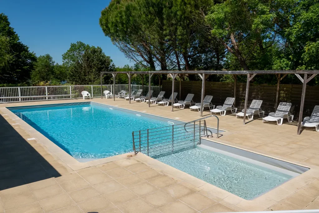 Piscine pataugeoire — espace aquatique du Camping Les Coteaux du Lac