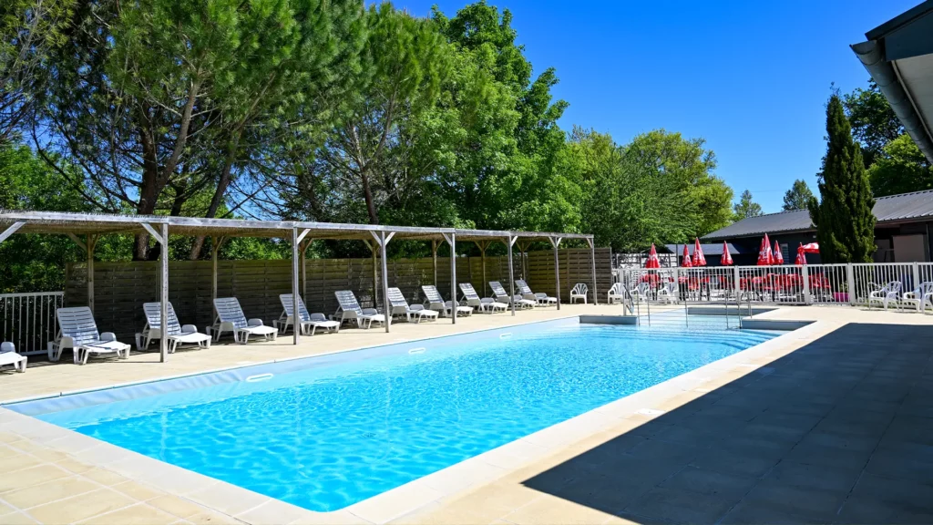 Piscine slide — piscine chauffée du camping 4 étoiles
