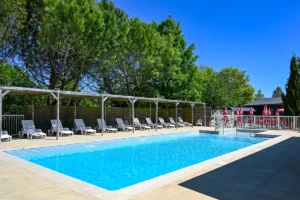 Piscine terrasse — piscine en camping bord de lac en Touraine