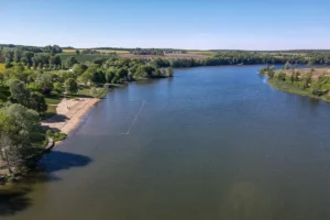 Plage Chemillé drone — lac de Chemillé-sur-Indrois en Touraine