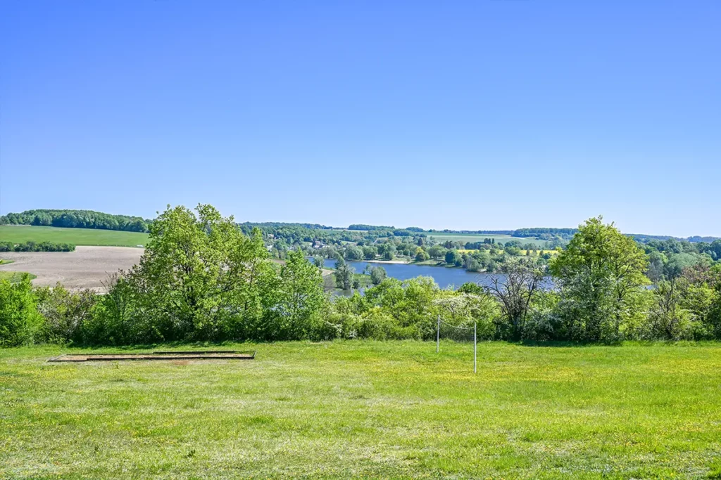 Prairie vue lac — lac de Chemillé-sur-Indrois en Touraine