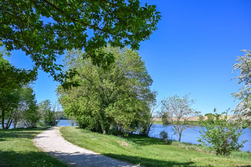 Promenade lac Chemillé — lac de Chemillé-sur-Indrois en Touraine