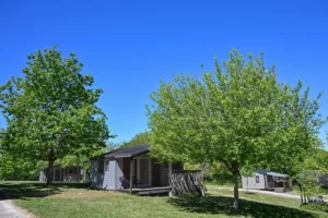 Quartier chalets — chalet en camping 4 étoiles