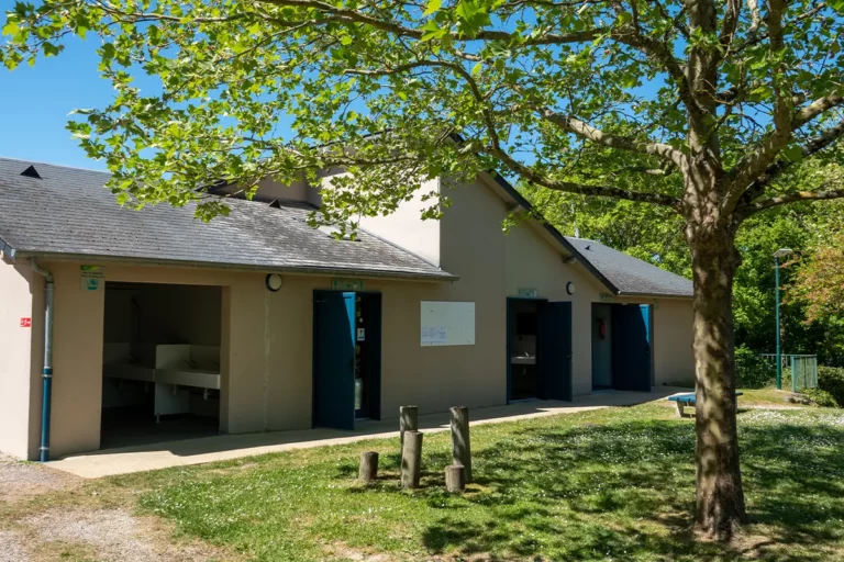 Sanitaires 2 — camping 4 étoiles avec piscine chauffée