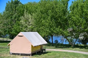 Tente etape vue lac — emplacement du Camping Les Coteaux du Lac