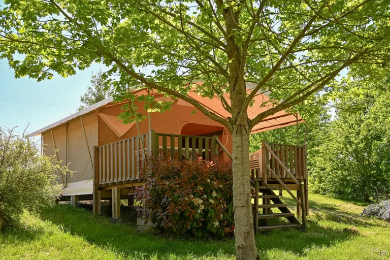 Toile sous arbre — bungalow toilé en camping 4 étoiles