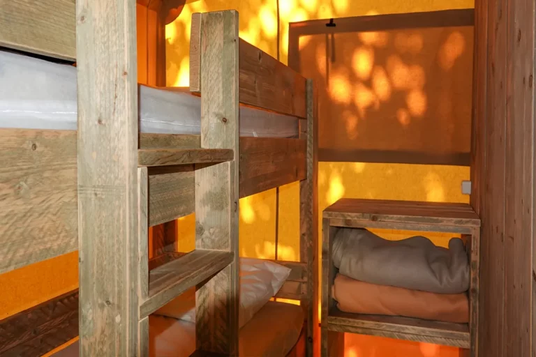 Chambre enfants d'un bungalow toilé Woody