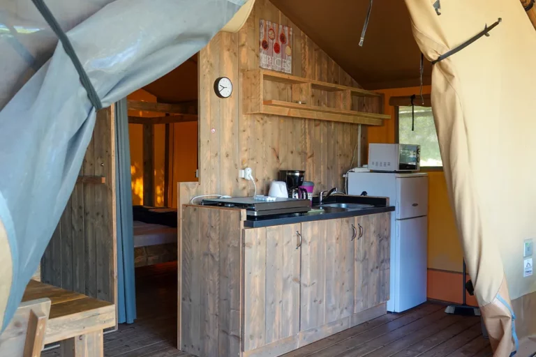 Kitchenette d'un bungalow toilé Woody