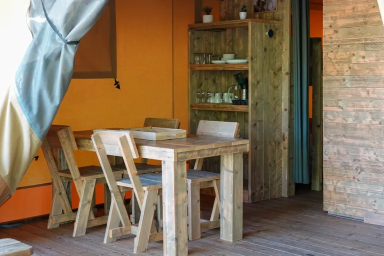 Coin repas d'un bungalow toilé Woody
