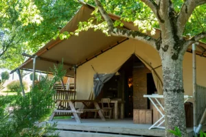 Woody terrasse — bungalow toilé en camping 4 étoiles